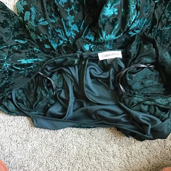 Calvin Klein. 3/4 sleeves. Black & green velvet floral. V-neck. High-low hem. - Picture 5 of 9